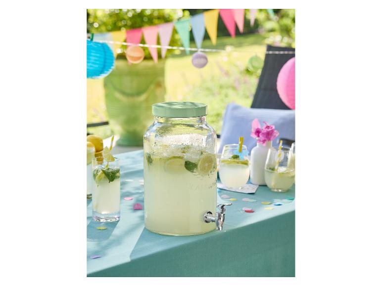 SILVERCREST® Getränkespender mit Limonade auf einem dekorierten Gartentisch