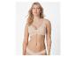 Frau in hautfarbenem BH und Slip
