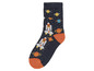 Eine blaue Socke mit Raketen und Planeten