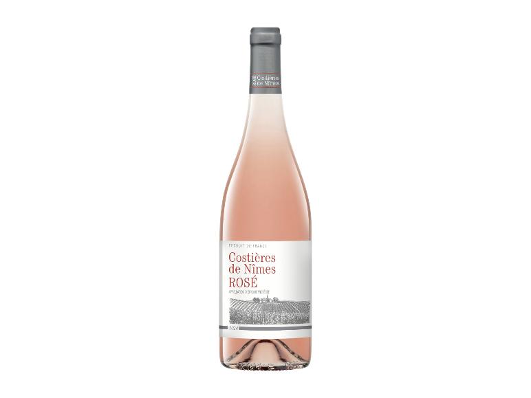 Flasche Roséwein mit weißem Etikett, das einen Weinberg und Text zeigt.