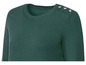 Ein grüner Pullover mit Knöpfen an der Schulter.