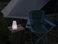 Ein Easy Camp Zelt, ein Campingstuhl und eine Lampe beim Campen.