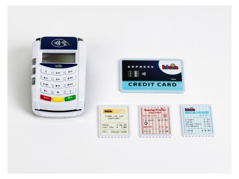 Ein Spielzeugset mit einem Zahlungsterminal, Kreditkarte und Quittungen von Klein.