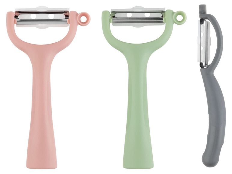 Drei verschiedene Gemüseschäler: rosa, grün und grau.