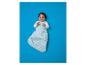 Glückliches Baby in blauem Schlafsack mit Punkten, liegend auf blauem Hintergrund.
