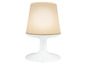 Weiße Tischleuchte mit beigefarbenem Lampenschirm