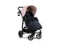 Kinderwagen mit rosa Verdeck und schwarzem Fußsack, mit Getränkehalter.