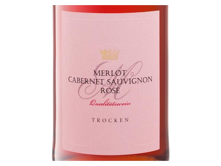 Roséweinflasche mit Etikett „Merlot Cabernet Sauvignon Rosé Qualitätswein Trocken“.