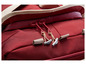 Ein roter Rucksack mit beigefarbenen Details und Nordisk-Schnallen.