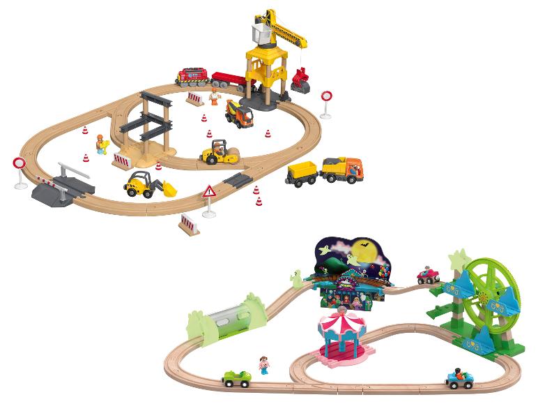 Zwei Holzeisenbahn-Sets: eine Baustelle und ein Vergnügungspark.