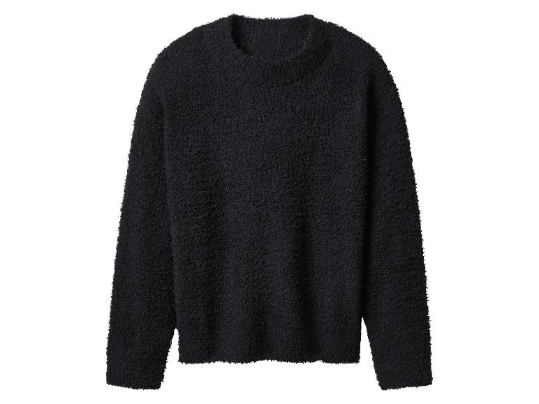 Schwarzer flauschiger Rundhalspullover.
