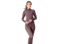 Frau in braunem Sport-Set mit Langarmshirt und Leggings