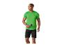 Mann in grünem Sport-T-Shirt und schwarzen Shorts, der eine Wasserflasche hält.