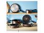 Tefal Kochgeschirr-Set in Bronze, inklusive Pfannen, Töpfen und einem Wok.