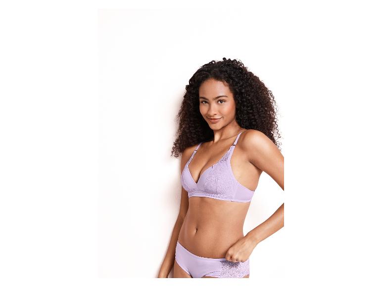 Eine Frau trägt einen lila BH und Slip.