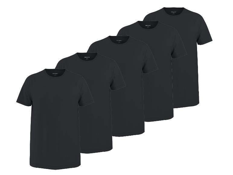 Fünf schwarze kurzärmelige T-Shirts diagonal gestapelt.