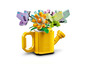 LEGO Modell einer gelben Gießkanne mit Blumen und Schmetterlingen
