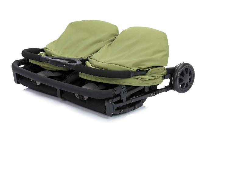 Zusammengeklappter grüner Zwillingskinderwagen mit schwarzen Rädern auf weißem Hintergrund