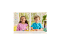 Zwei lächelnde Kinder mit Dessertwagen-Spielzeug und Tierfiguren.