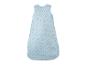 Blauer Babyschlafsack mit bunten Punkten.