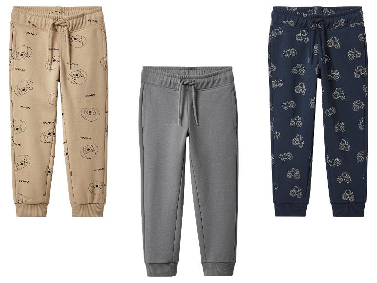 Drei Kinderjogginghosen mit verschiedenen Mustern.