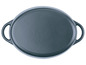 Eine ovale gusseiserne Bratpfanne mit zwei Griffen.
