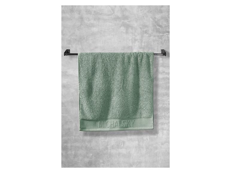 Ein grünes Handtuch von Michalksy hängt an einem Handtuchhalter.