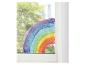 Regenbogen auf ein Fenster gemalt, mit grünen Bäumen draußen.