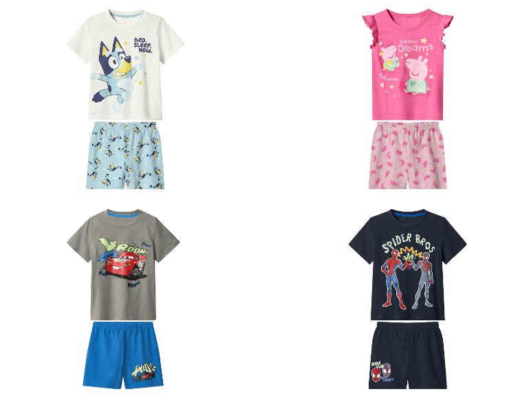 Vier Kinderpyjama-Sets: zwei mit Zeichentrickfiguren und zwei mit Autos und Superhelden.