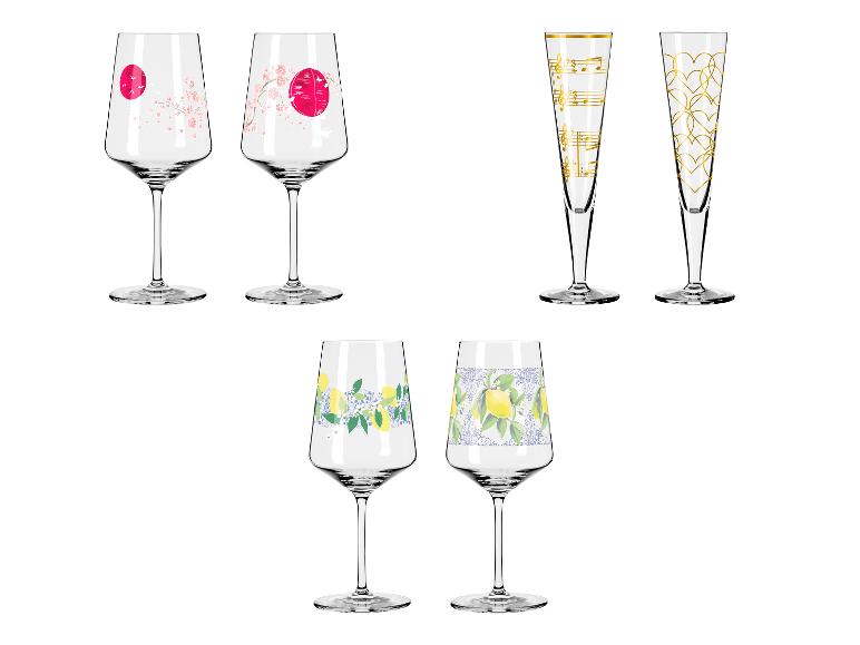Sechs dekorative Gläser: zwei mit Kirschblüten, zwei Sektgläser mit Noten und Herzen, zwei mit Zitronen.