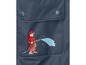 Ein blauer Regenmantel mit Feuerwehrmann-Motiv.