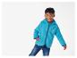 Ein Junge trägt eine blaue Fleecejacke mit Kapuze von Name It.