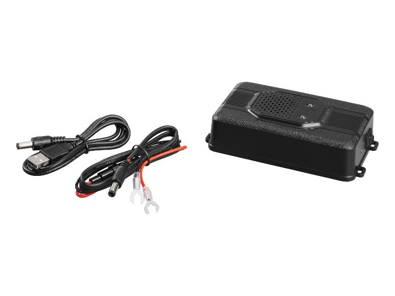 Schwarzes elektronisches Gerät mit Lautsprechergitter und zwei Stromkabeln