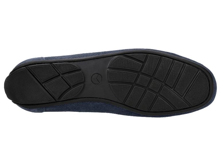 Rutschfeste Sohle eines dunkelblauen Mokassin-Schuhs.