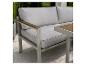 Graues Gartensofa mit Holzarmlehnen und passendem Couchtisch auf einer Terrasse