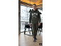 Junge in olivgrünem Kapuzenpullover und Jogginghose mit „Aspen Colorado“-Aufdruck.