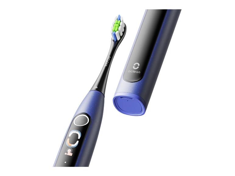 Eine elektrische Zahnbürste von Oclean mit Ladestation.
