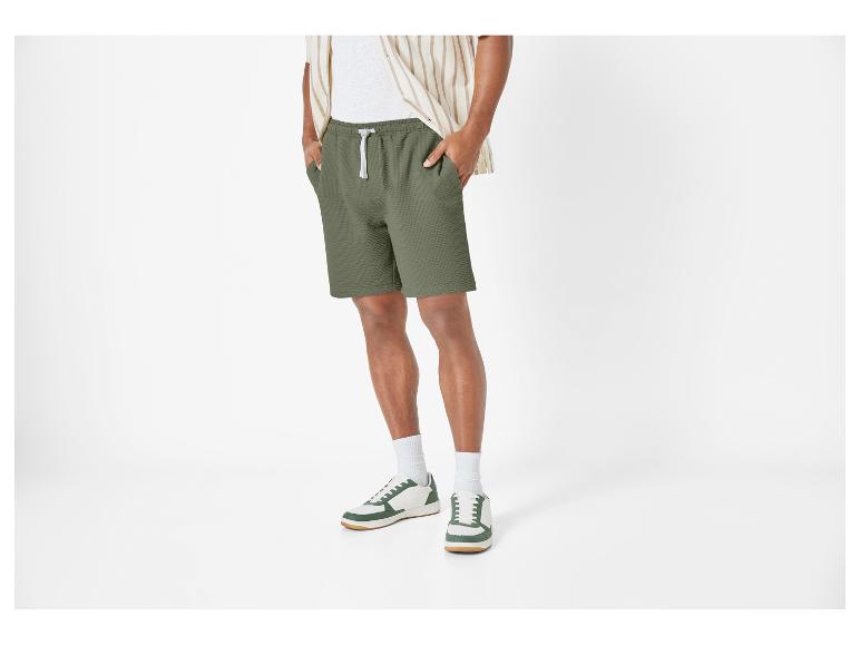 Herren Shorts und Sneaker: lässiger Stil.