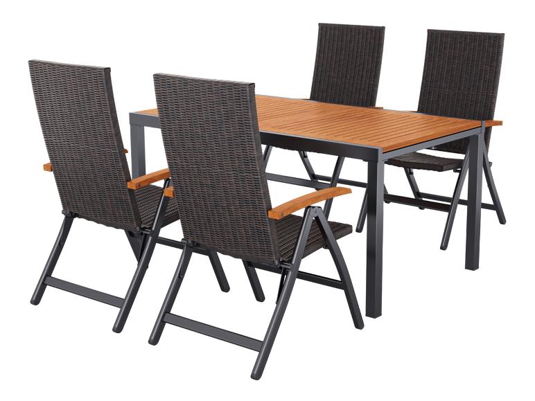 Gartenmöbel mit einem Holz-Metall-Tisch und vier Rattan-Stühlen mit Holzarmlehnen.