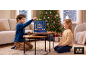 Kinder spielen das Vier-gewinnt-Spiel neben dem Weihnachtsbaum.