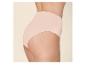 Frau in hautfarbenem Slip mit hoher Taille