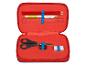 Offene rote Federmappe mit Bleistiften, Stift, Lineal, Schere und Radiergummi.