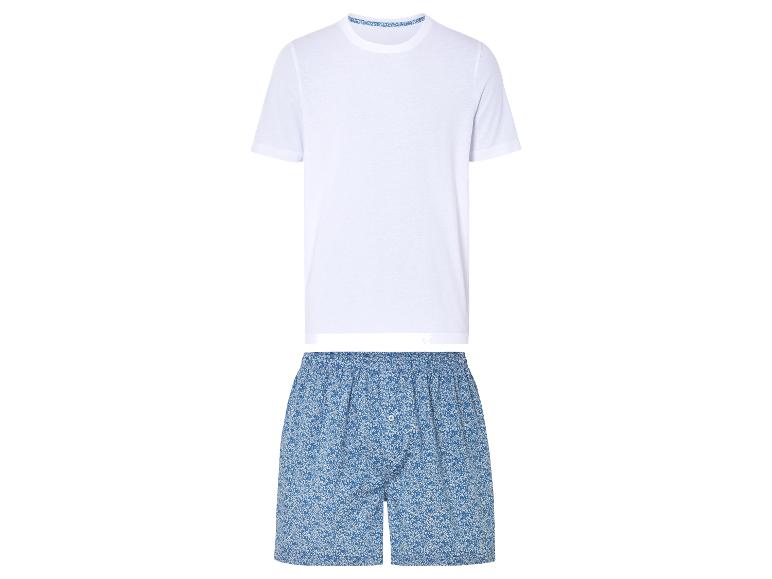 Weißes T-Shirt und blaue Boxershorts mit Blumenmuster.