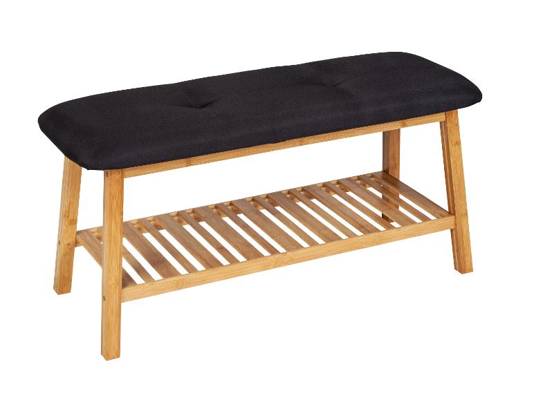 Bank mit gepolsterter Sitzfläche und Bambus-Unterregal.