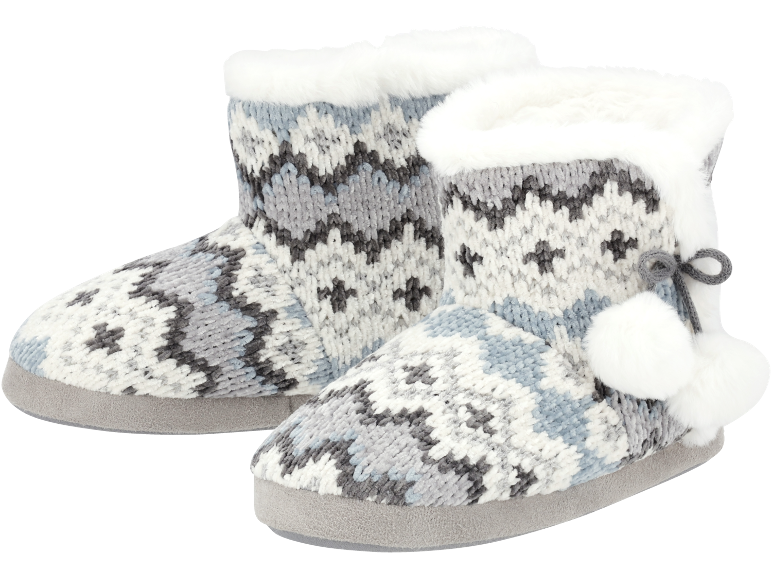 Gestrickte Hausstiefel und Hausschuhe im grau-weiß-blauen Nordik-Muster, mit Kunstfellbesatz
