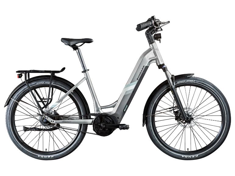 Graues City-E-Bike mit Gepäckträger und Kenda-Reifen.