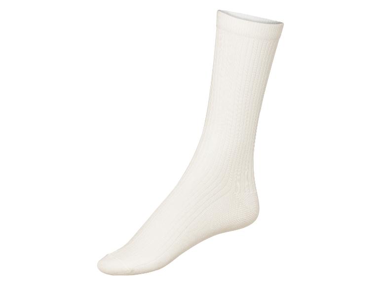 Weiße Socken mit Rippenstruktur.