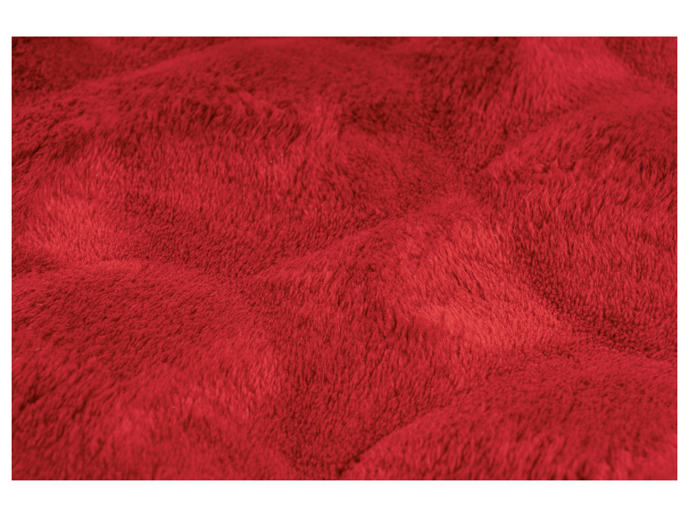 Weicher, roter Plüschstoff.