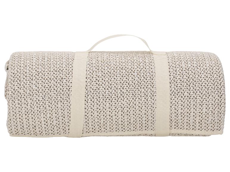 Gerollte beige Strandmatte mit Tragegriff.