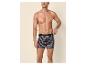 Mann in gestreiften Boxershorts mit dunkelblauen, weißen und roten Streifen.